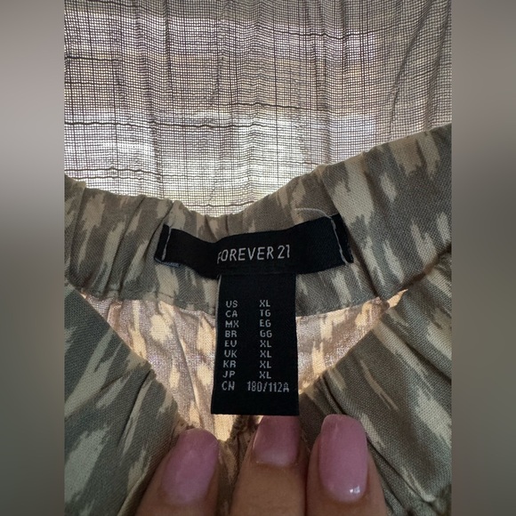 Forever 21 Gray Patterned Ruffle Pants - Picture 3 of 3